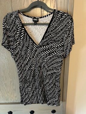 INC International Concepts Black & White V-Neck Short Sleeve Patterned Top